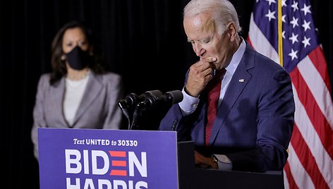 Bidenas ir Harris atsako į klausimus Vilmingtono renginyje. / Carlos Barria / REUTERS