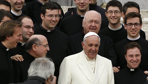 Popiežius Pranciškus pozuoja su kunigais Vatikane. / Tony Gentile / REUTERS