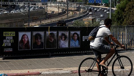 Plakatai Tel Avive skelbia apie įkaitus. / Ricardo Moraes / REUTERS