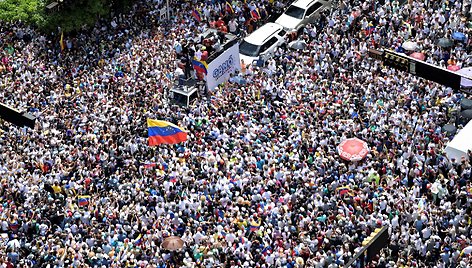 „Mes nesitrauksime iš gatvių“: Venesuelos opozicija surengė dar vieną protestą / JUAN BARRETO / AFP