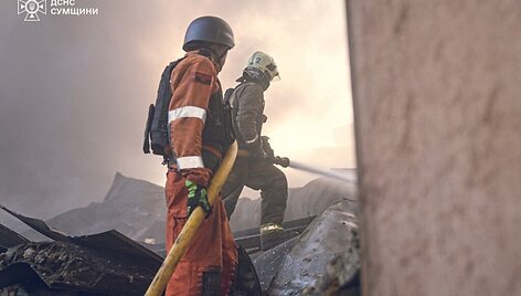 Rusijos raketų atakos pasekmės Sumuose / State Emergency Service of Ukrai / via REUTERS