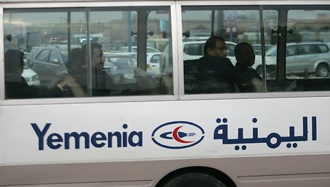 Jemeno valstybinės avialinijos Yemenia Air darbuotojai sėdi autobuse. / Khaled Abdullah Ali Al Mahdi / REUTERS