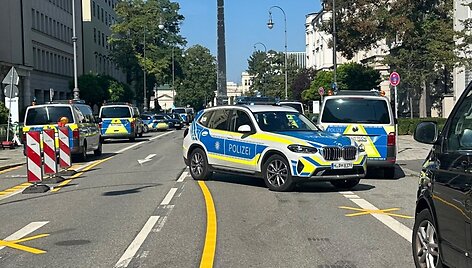 Vokiečių policija &scaron;audo įtariamąjį prie Izraelio konsulato Miunchene. / Anja Guder / REUTERS