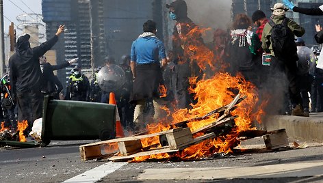 Karinėje parodoje Australijoje protestuotojai susirėmė su pareigūnais / Con Chronis / via REUTERS