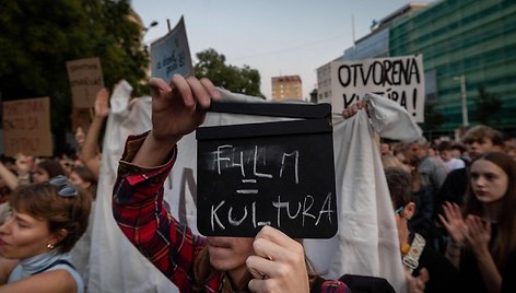 Slovakijoje tūkstančiai žmonių protestavo prieš kultūros ministrę / TOMAS BENEDIKOVIC / AFP