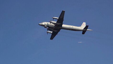 Japonija parei&scaron;kė protestą dėl neva rusų patrulinio lėktuvo įvykdyto oro erdvės pažeidimo /  / AP