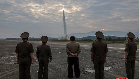 Šiaurės Korėjos lyderis Kim Jong-un stebi naujo taktinio balistinio raketo bandomąjį paleidimą. / KCNA / via REUTERS