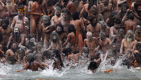 Hindu šventieji Naga Sadhus laukia maudynių Gangės upe. / Reinhard Krause / REUTERS