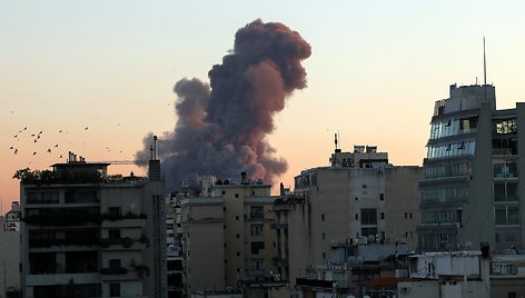 Dūmai kyla po sprogimų Beirute. / Emilie Madi / REUTERS