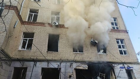 Rusijos drono atakos pasekmės Sumyje. / STATE EMERGENCY SERVICE OF UKRAI / via REUTERS
