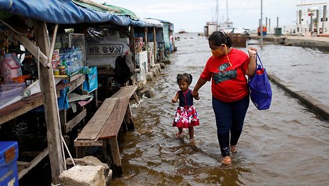 Evi su dukra perėjo per vandenį Kali Adem uoste. / WILLY KURNIAWAN / REUTERS