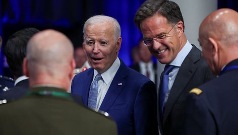 J. Bidenas ir M. Rutte / KACPER PEMPEL / REUTERS