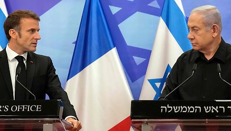 „Gėda“: B. Netanyahu pasmerkė E. Macrono raginimą sustabdyti ginklų tiekimą Izraeliui / CHRISTOPHE ENA / AFP