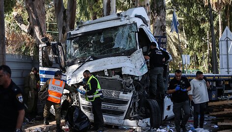 Izraelyje sunkvežimis įsirėžė į autobusų stotelę  / SAEEDQAQ / Saeed Qaq/Cover Images