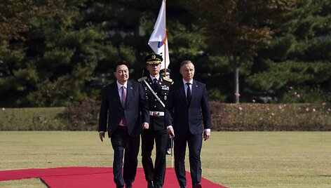 Yoon Suk-yeolas ir Andrzejus Duda / Jeon Heon-Kyun / AP