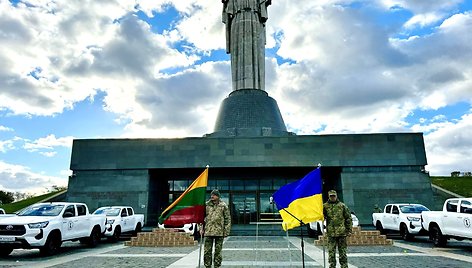 Ukrainai perduota išminavimo įranga ir visureigiai / CPVA nuotr.