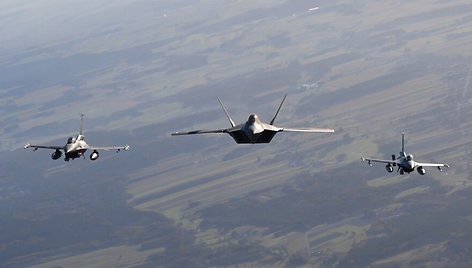 NATO naikintuvai virš Lenkijos /  / US Air Force/Cover Images