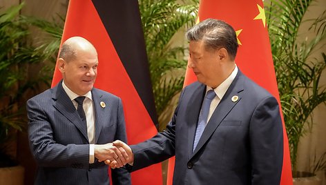 Xi Jinpingas G-20 aukščiausiojo lygio susitikimo kuluaruose susitiko su Vokietijos kancleriu Olafu Scholzu / Kay Nietfeld / dpa/picture-alliance