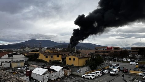 Gaisras Italijos degalų saugykloje / CLAUDIO GIOVANNINI / AFP