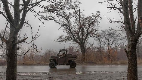 Ukrainos karys važiuoja link Časiv Jaro / ROMAN PILIPEY / AFP