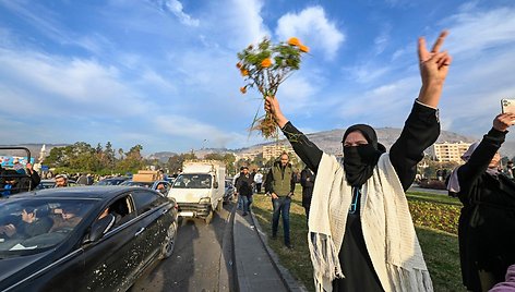 Žmonės švenčia Damasko gatvėse / LOUAI BESHARA / AFP