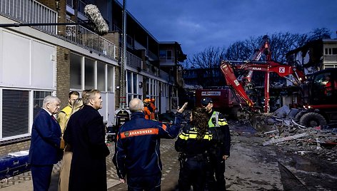 Sprogimo Hagoje vietą lanko Nyderlandų karalius ir karalienė. / KOEN VAN WEEL / AFP