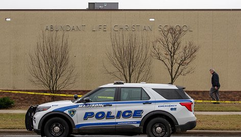 Policijos ekipažas prie &#34;Abundant Life Christian School&#34; mokyklos. / Cullen Granzen / REUTERS