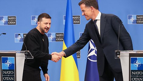 Ukrainos prezidentas Volodymyras Zelenskis ir NATO vadovas Markas Rutte / FRANCOIS WALSCHAERTS / AFP