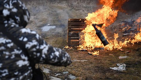 Vyras meta Molotovo kokteilį / DANIEL LEAL / AFP