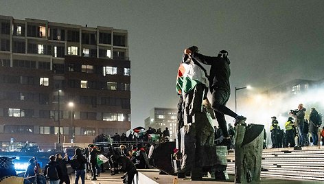 Palestiniečius palaikančių asmenų demonstracija Amsterdame / JEROEN JUMELET / AFP