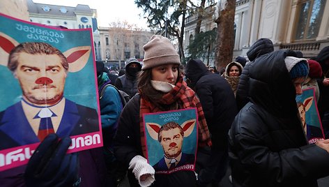 Plakatai su išrinktuoju prezidentu / GIORGI ARJEVANIDZE / AFP