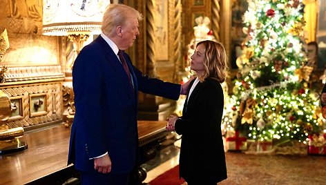 Italijos ministrė pirmininkė Giorgia Meloni su Donaldu Trumpu / FILIPPO ATTILI / AFP