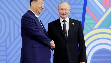 Xi Jinpingas su V. Putinu / Maxim Shemetov / REUTERS