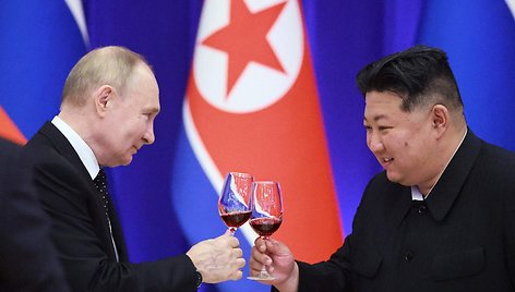 Vladimiras Putinas ir Kim Jong Unas / VLADIMIR SMIRNOV / AFP