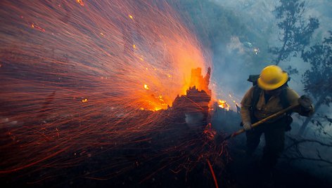 Los Andželo apylinkėse siaučiantys miškų gaisrai / Ringo Chiu / REUTERS