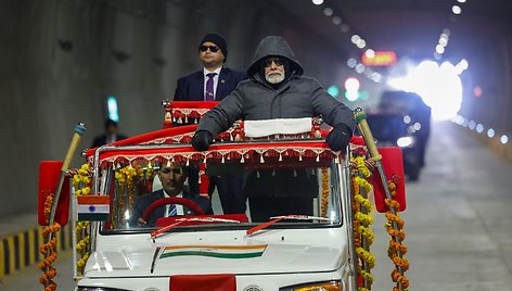 Indijos premjeras Narendra Modi važiuoja naujuoju tuneliu / - / AFP