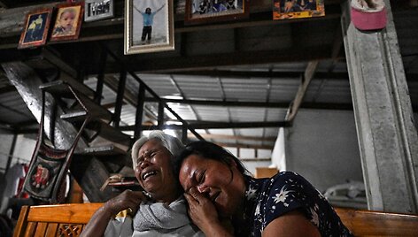 Vieno i&scaron; tailandiečio įkaitų tėvai / LILLIAN SUWANRUMPHA / AFP