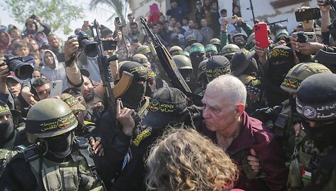 &bdquo;Hamas&ldquo; kariai veda vieną i&scaron; Izraelio įkaitų / Jehad Alshrafi / AP
