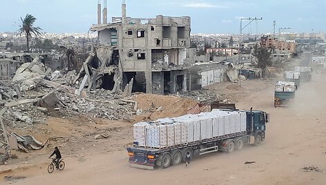 Sunkvežimis su humanitarine pagalba Gazos Ruože / HUSSAM AL-MASRI / REUTERS