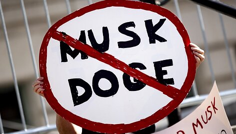 Protesto Los Andžele metu i&scaron;keltas ženklas / Etienne Laurent / AP