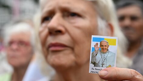 Žmonės meldžiasi už popiežiaus pasveikimą / LUIS ROBAYO / AFP