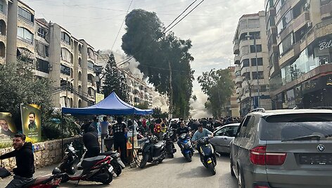 Žmonės Beirute bėga slėptis po Izraelio smūgių / ANWAR AMRO / AFP