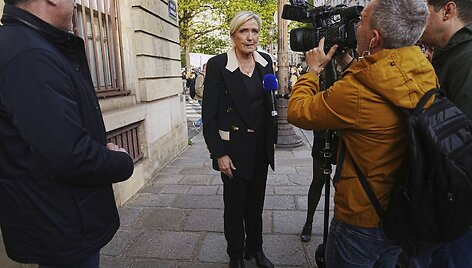 Marine Le Pen kalba su žurnalistais / Thibault Camus / AP