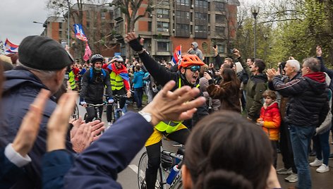 Serbijos studentai dviračiais keliauja Strasbūro link / ANDREJ ISAKOVIC / AFP