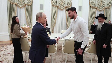 Rusijos prezidentas Vladimiras Putinas susitiko su i&scaron;laisvintu Izraelio įkaitu / SOFIA SANDURSKAYA / AFP