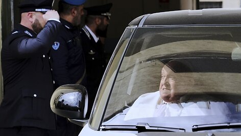 Popiežius pakeliui į vizitą Romos kalėjime / Andrew Medichini / AP
