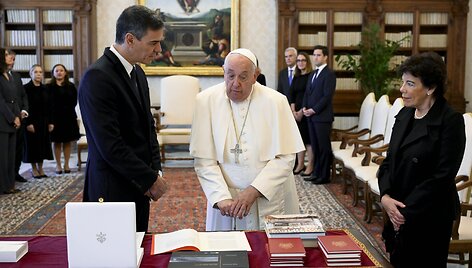Pranci&scaron;kaus susitikimas su Ispanijos premjeru ir ambasadore 2024 metų spalį / Vatican Media / Europa Press / ZUMAPRESS.com