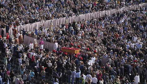 Popiežiaus Pranci&scaron;kaus &scaron;arvojimo procesija &Scaron;v. Petro aik&scaron;tėje / Markus Schreiber / AP