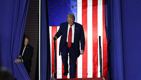 Donaldas Trumpas žengia į sceną / SCOTT OLSON / Getty Images via AFP