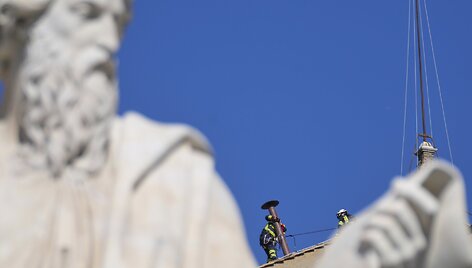 Vatikano ugniagesiai įrengia kaminą ant Siksto koplyčios stogo / Gregorio Borgia / AP